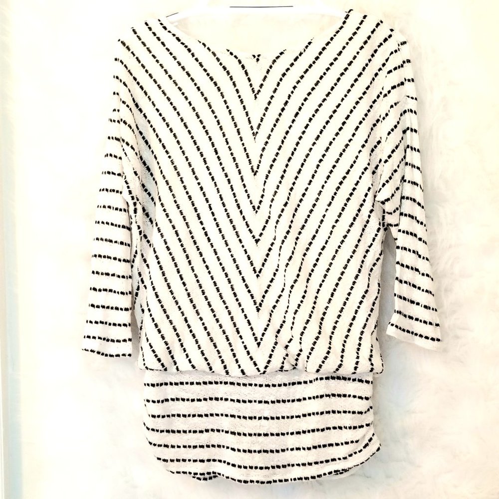 Knox Rose shirt Size M, 	Neckline: V-Neck